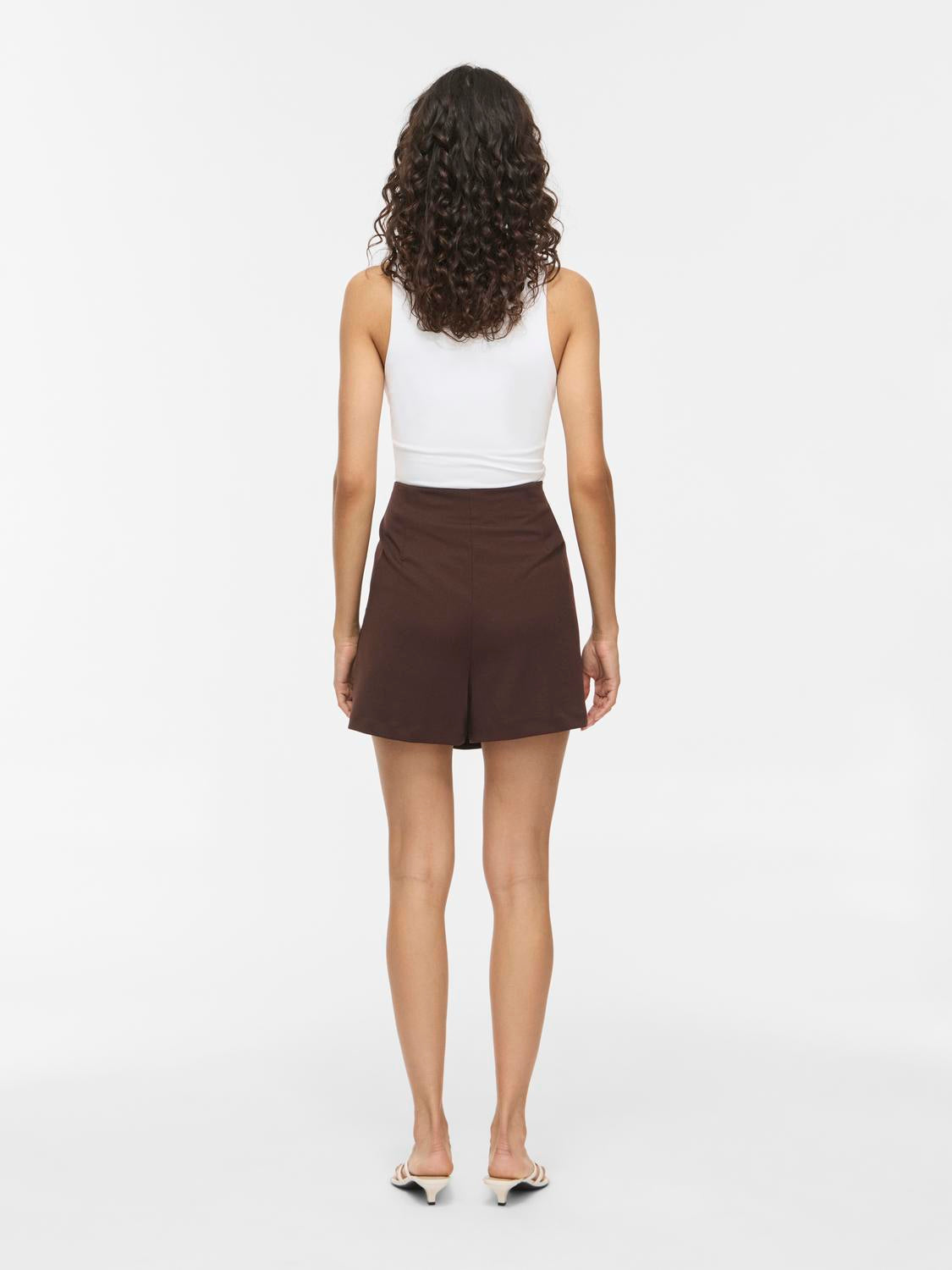 model_shot-back